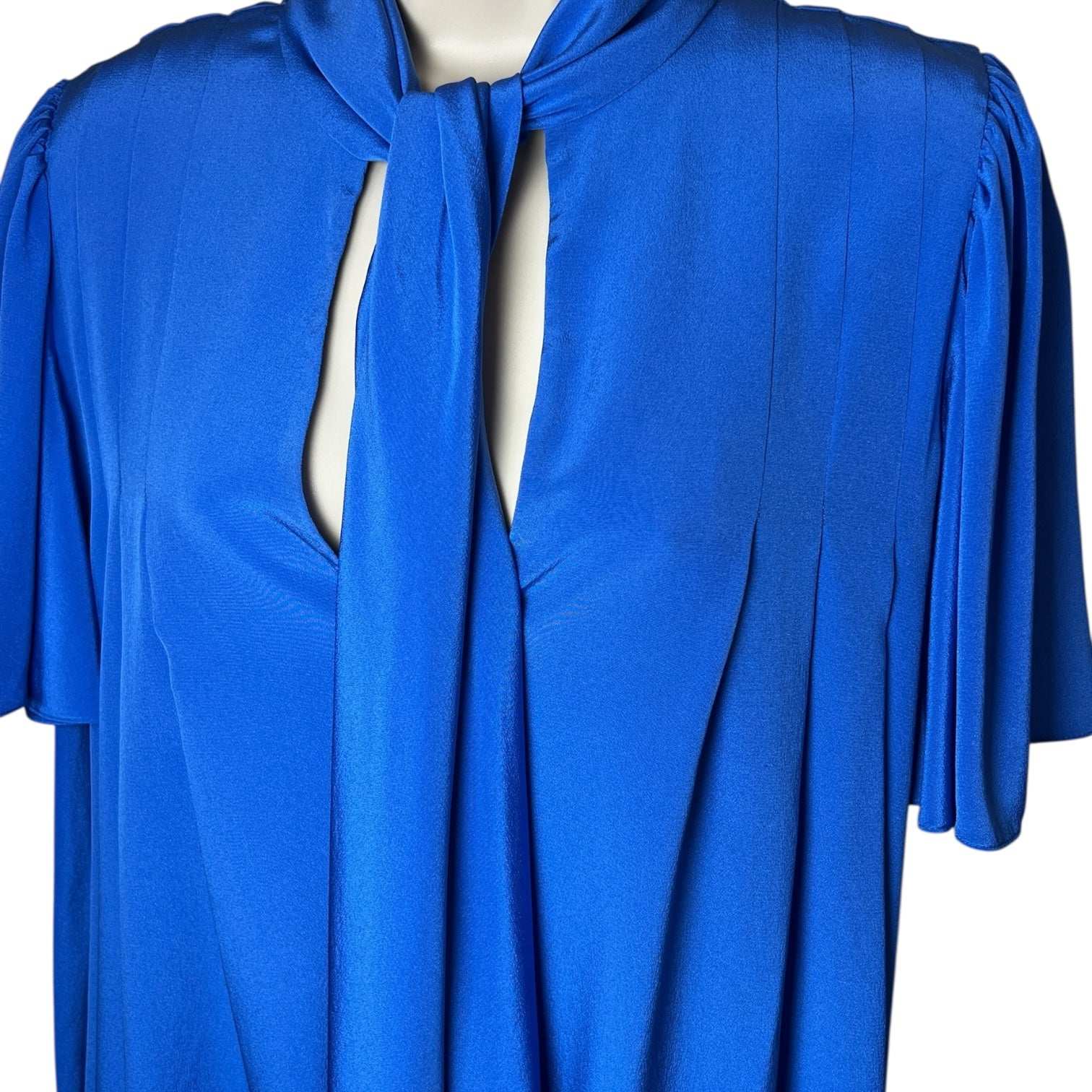 Diane Von Furstenberg Silk Pussybow V Neckline Short Sleeve Blouse – US4 (UK8) – pre-loved